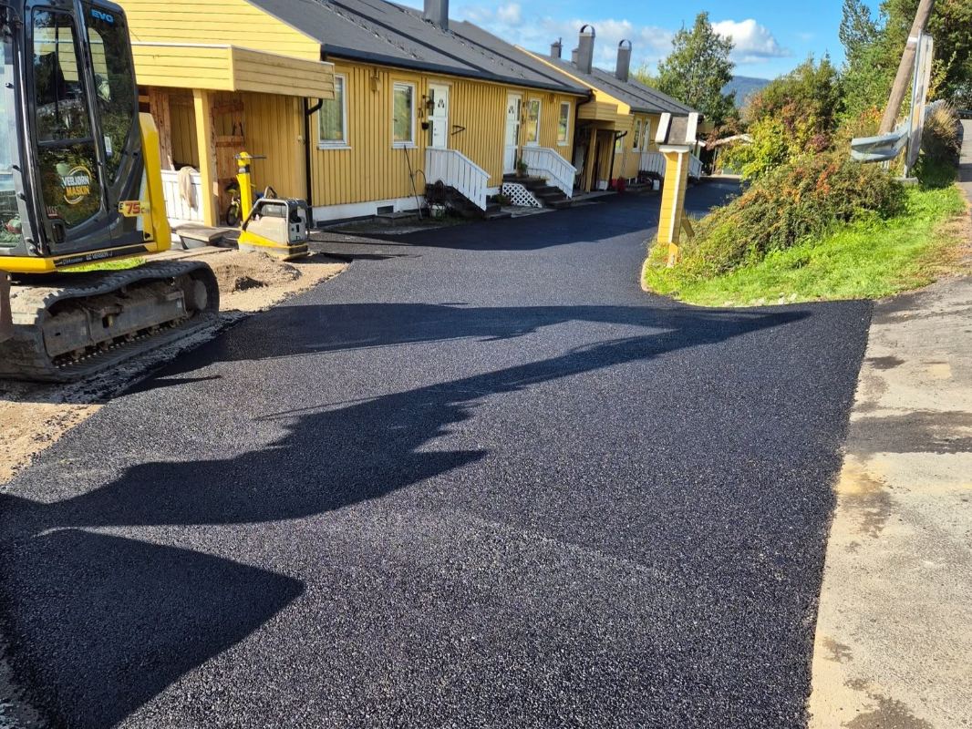 Nyasfaltert vei i gult nabolag
